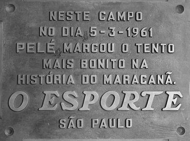 A famosa placa em homenagem ao golaço de Pelé.