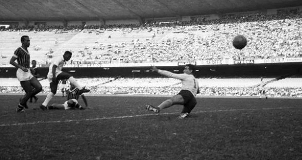 O primeiro gol de placa da história