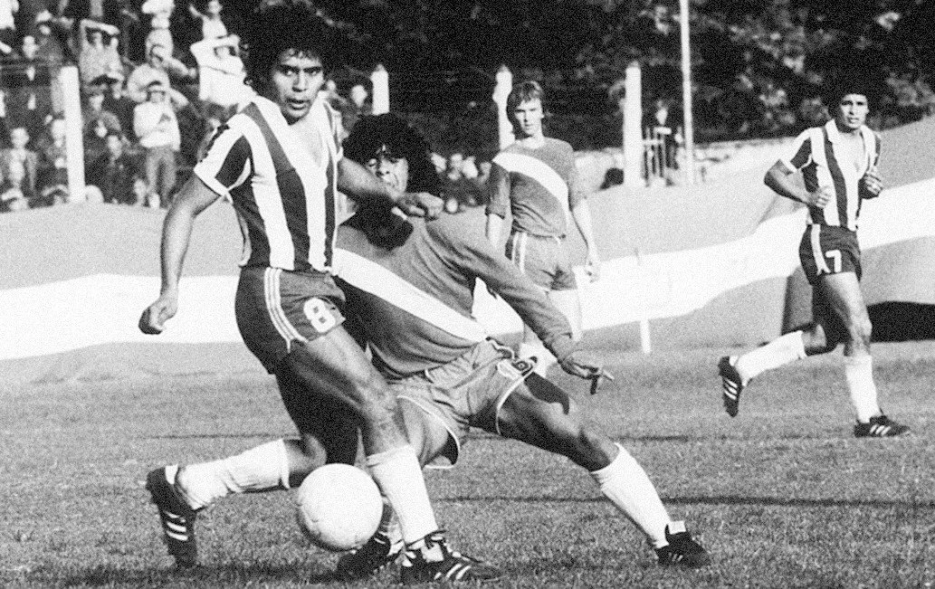 A famosa caneta de Diego Maradona contra o rival Juan Cabrera