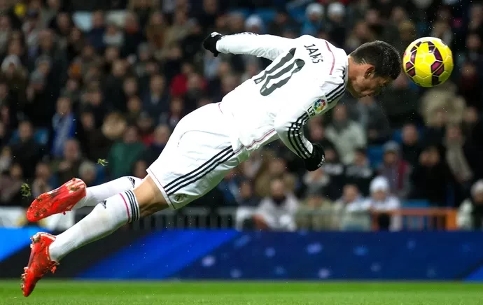 James Rodrígue realizando o famoso gol de peixinho