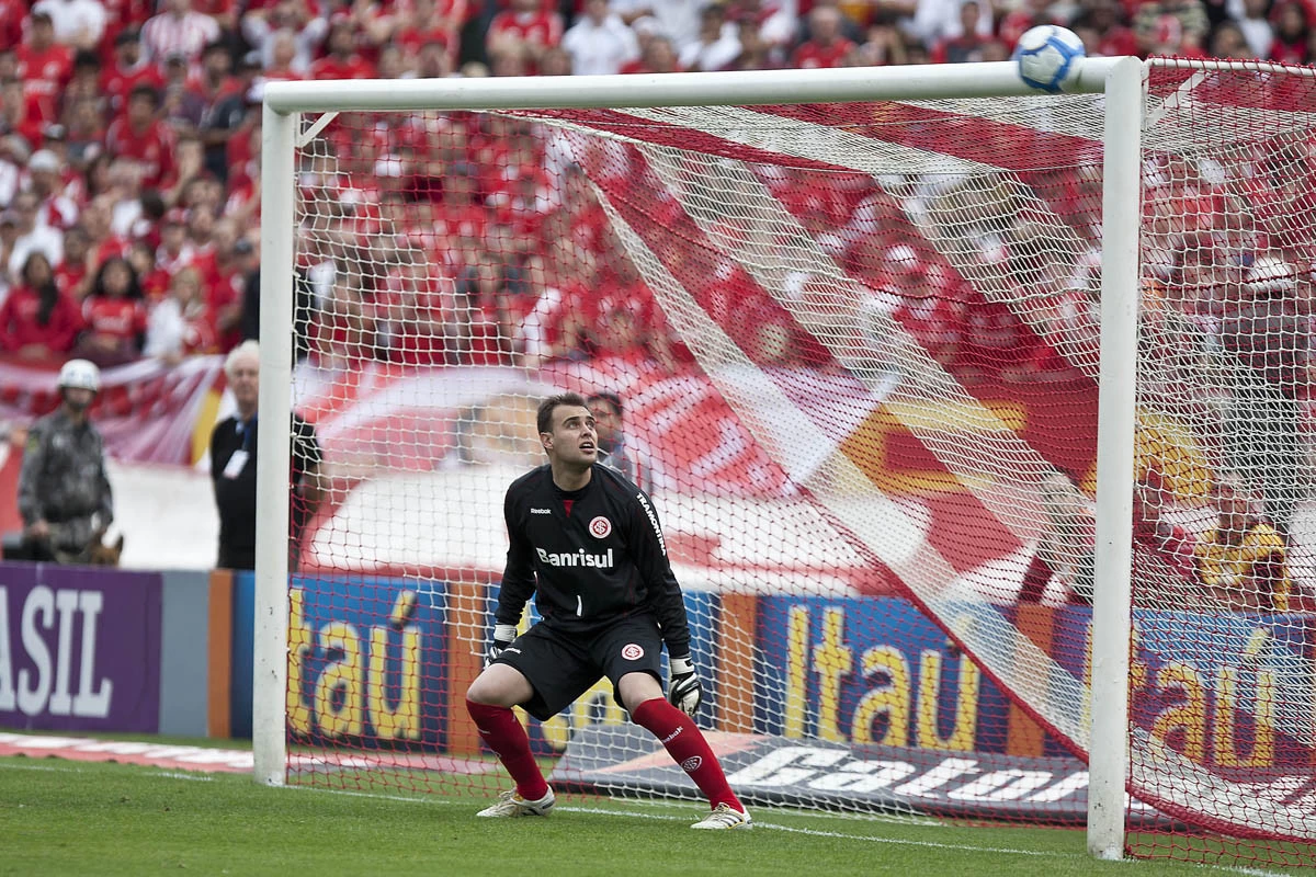 bola bate na trave de Renan durante a partida entre Internacional/RS x Corinthians válida pela 25ª rodada do Campeonato Brasileiro de 2010