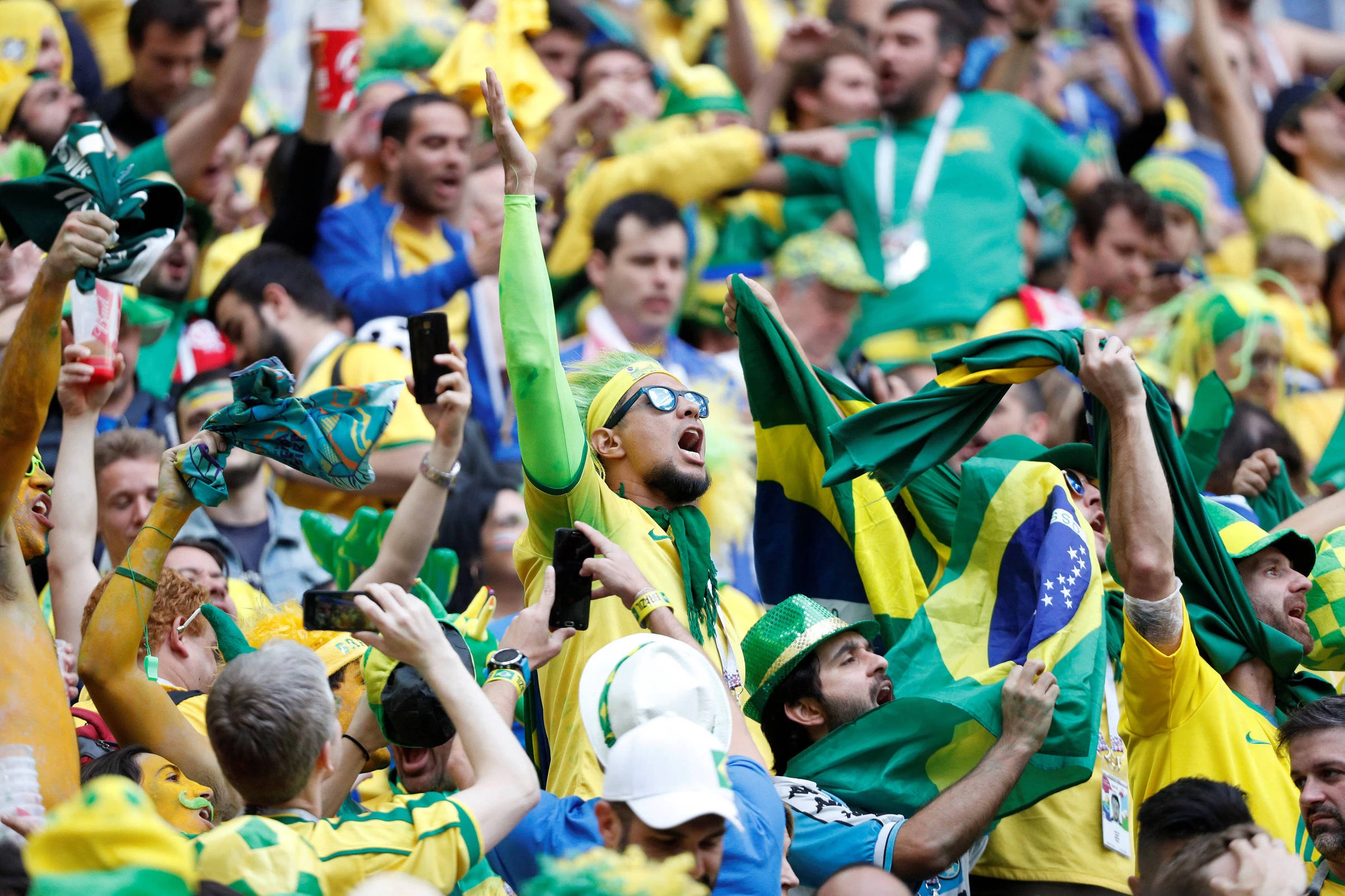 Torcida em arquibancada durante  jogo da Seleção Brasileira