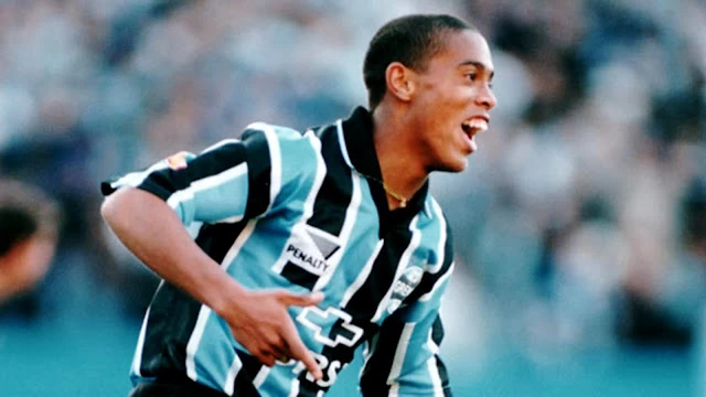 Ronaldinho atuando pelo Grêmio em 1998