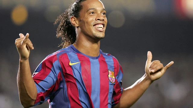 Ronaldinho Gaúcho jogando pelo Barcelona