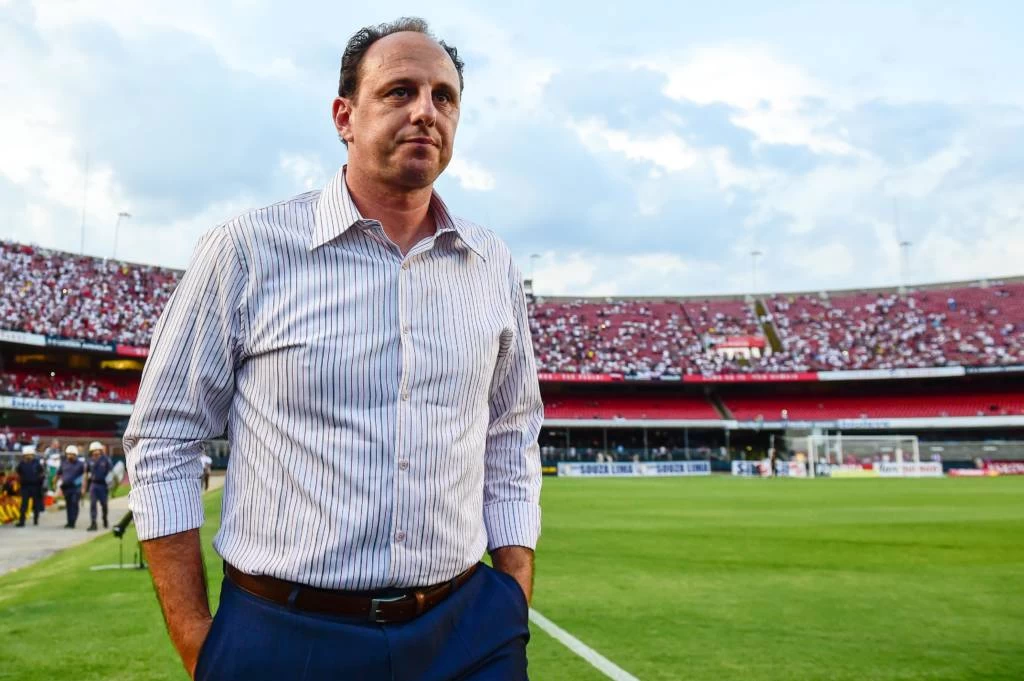 foto de Rogério Ceni, na época em que treinava o São Paulo, em pé no campo e vestindo camisa de manga longa, social