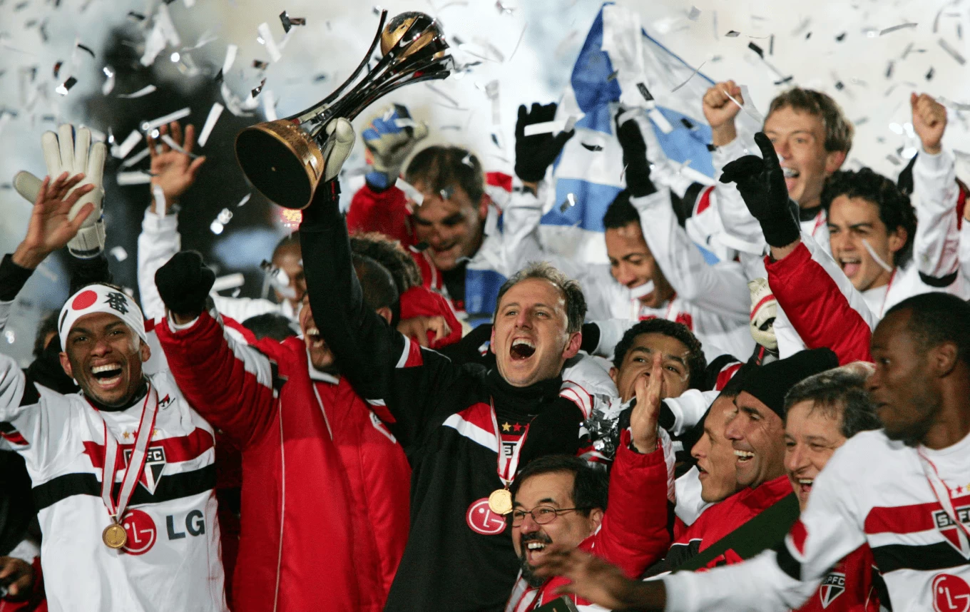 Rogério Ceni levantando a taça, com o restante do elenco ao lado, na última conquista Mundial do São Paulo, em 2005