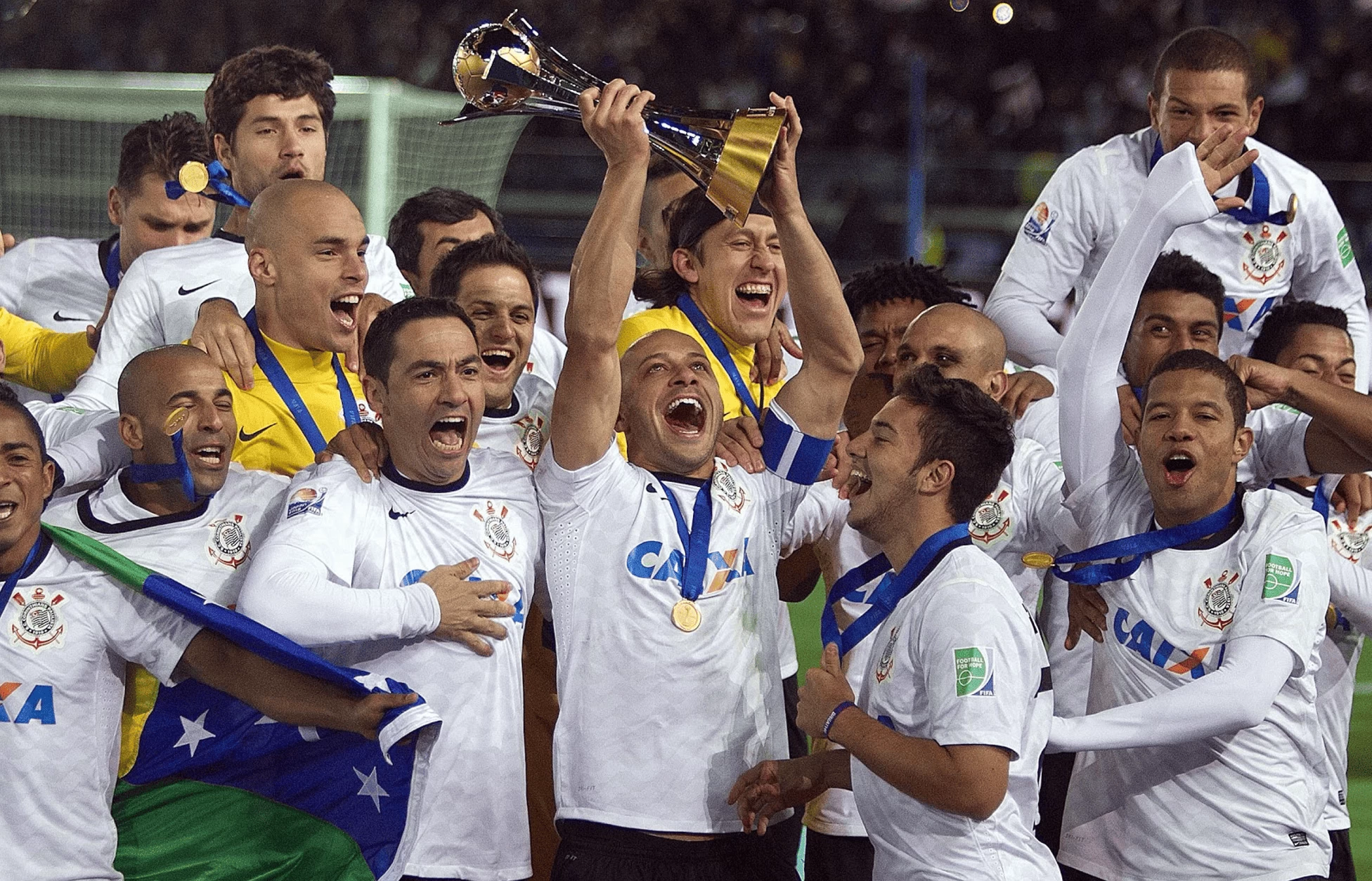 Elenco do Corinthians, em 2012, comemorando no campo a conquista de seu segundo título no mundial de clubes