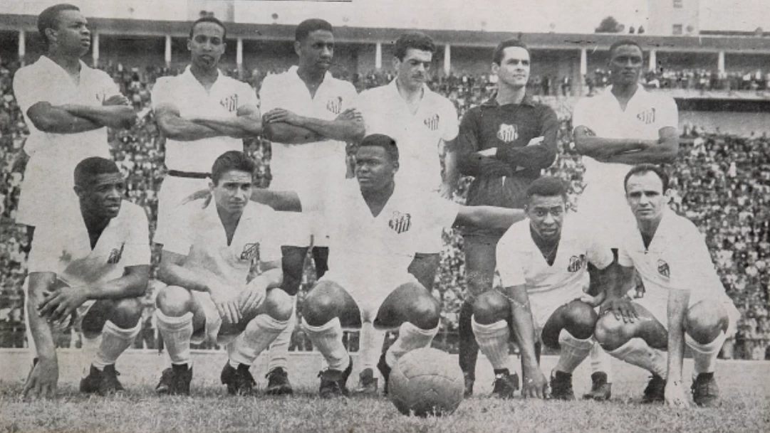 Jogadores do Santos em campo, em 1963. Pelé está na imagem