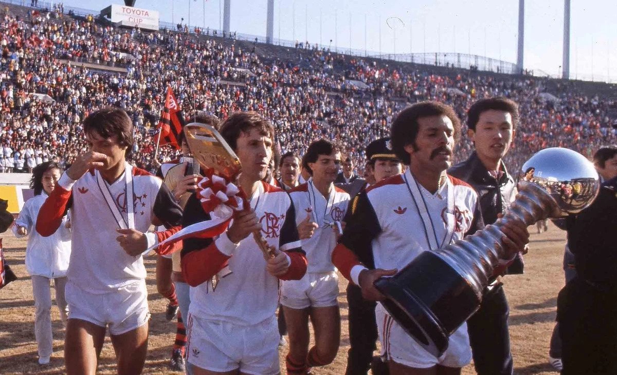 Leandro, Zico, Tita e Junior segurando a taça, durante o Mundial de 81