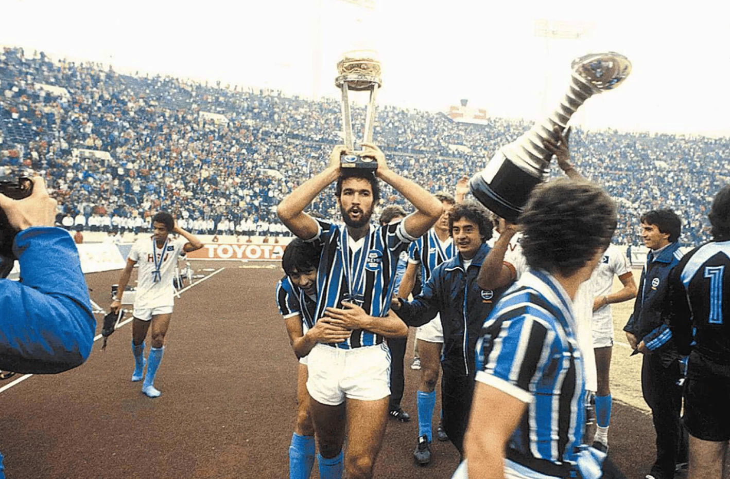 Jogadores do Grêmio após a conquista do título, em 1983 (Foto: Reprodução/ Internet)