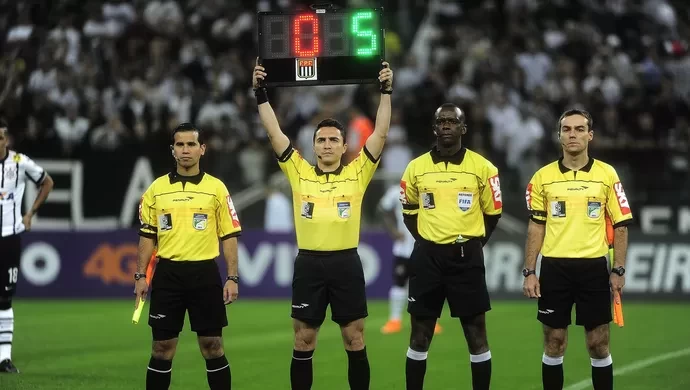 Quarteto de arbitragem faz o seu protesto antes de Corinthians x Sport