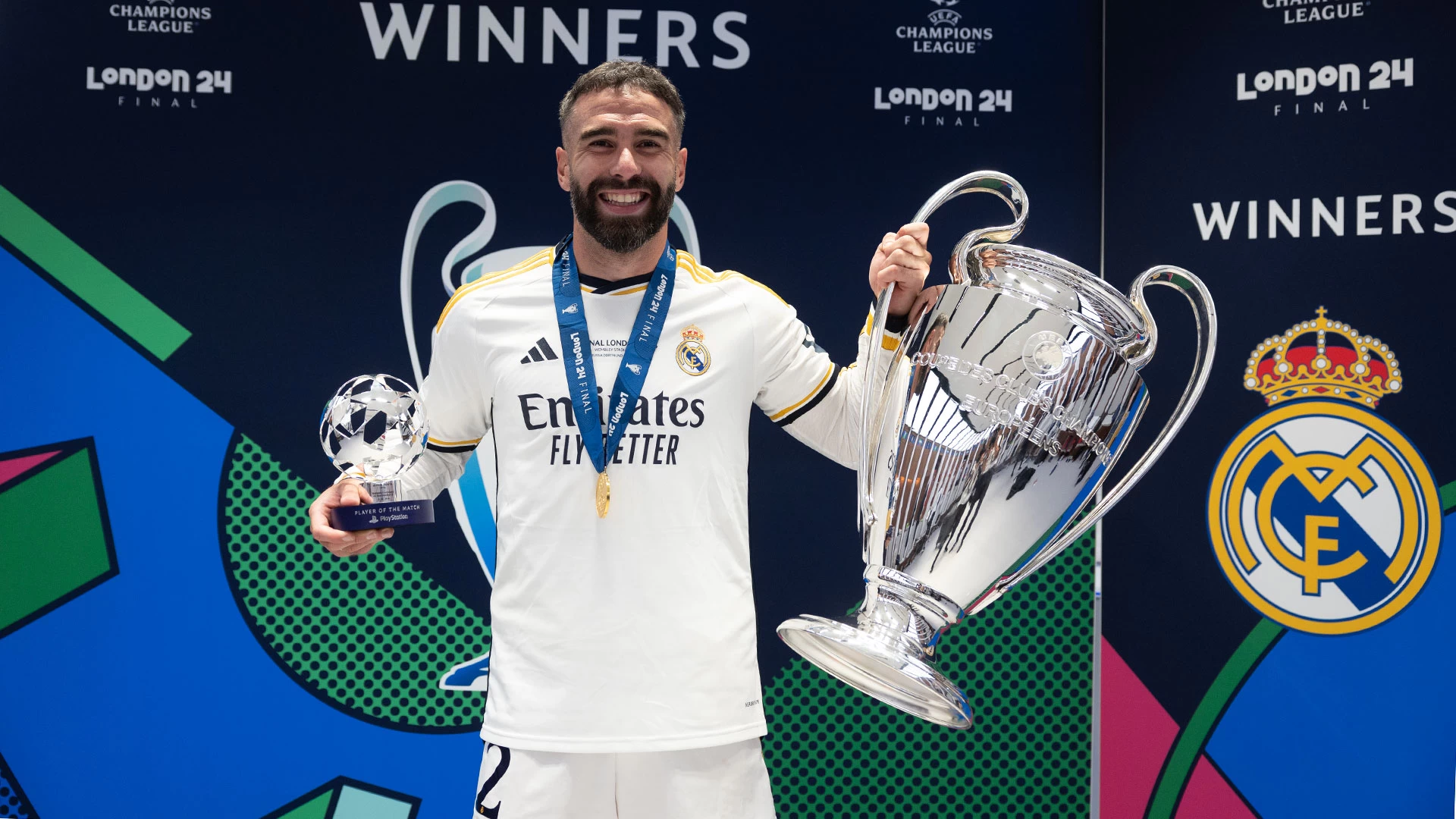 Foto de Carvajal, um dos jogadores com mais títulos na Champions League, segurando a taça do campeonato e o troféu de melhor jogador