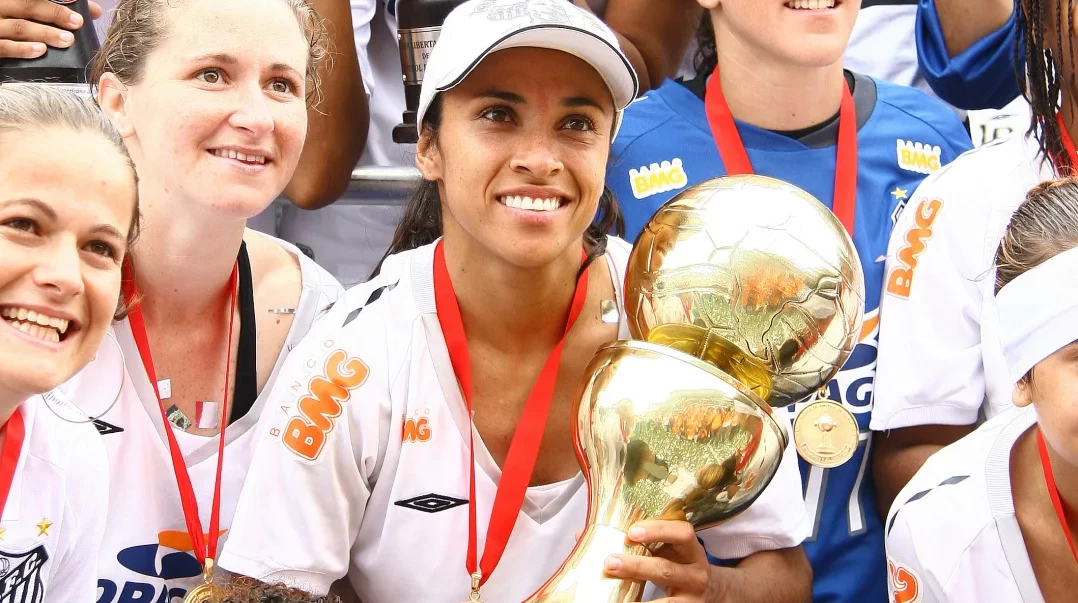 Marta, Cristiane e outras jogadoras comemorando o título da Copa Libertadores Feminina