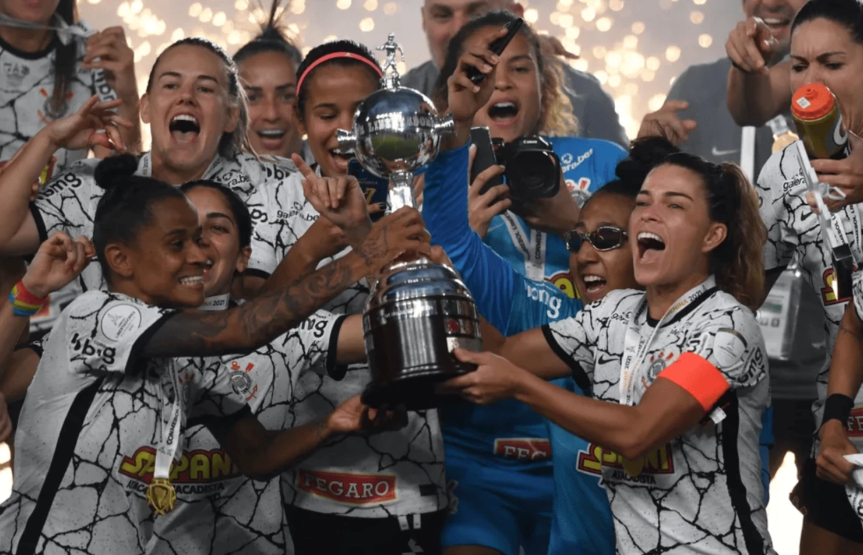 Jogadoras do Corinthians em 2021, erguendo a taça da Copa Libertadores Feminina