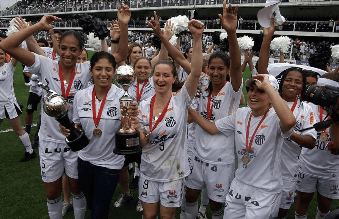 jogadoras do Santos, em campo, comemorando a vitória na primeira copa libertadores feminina