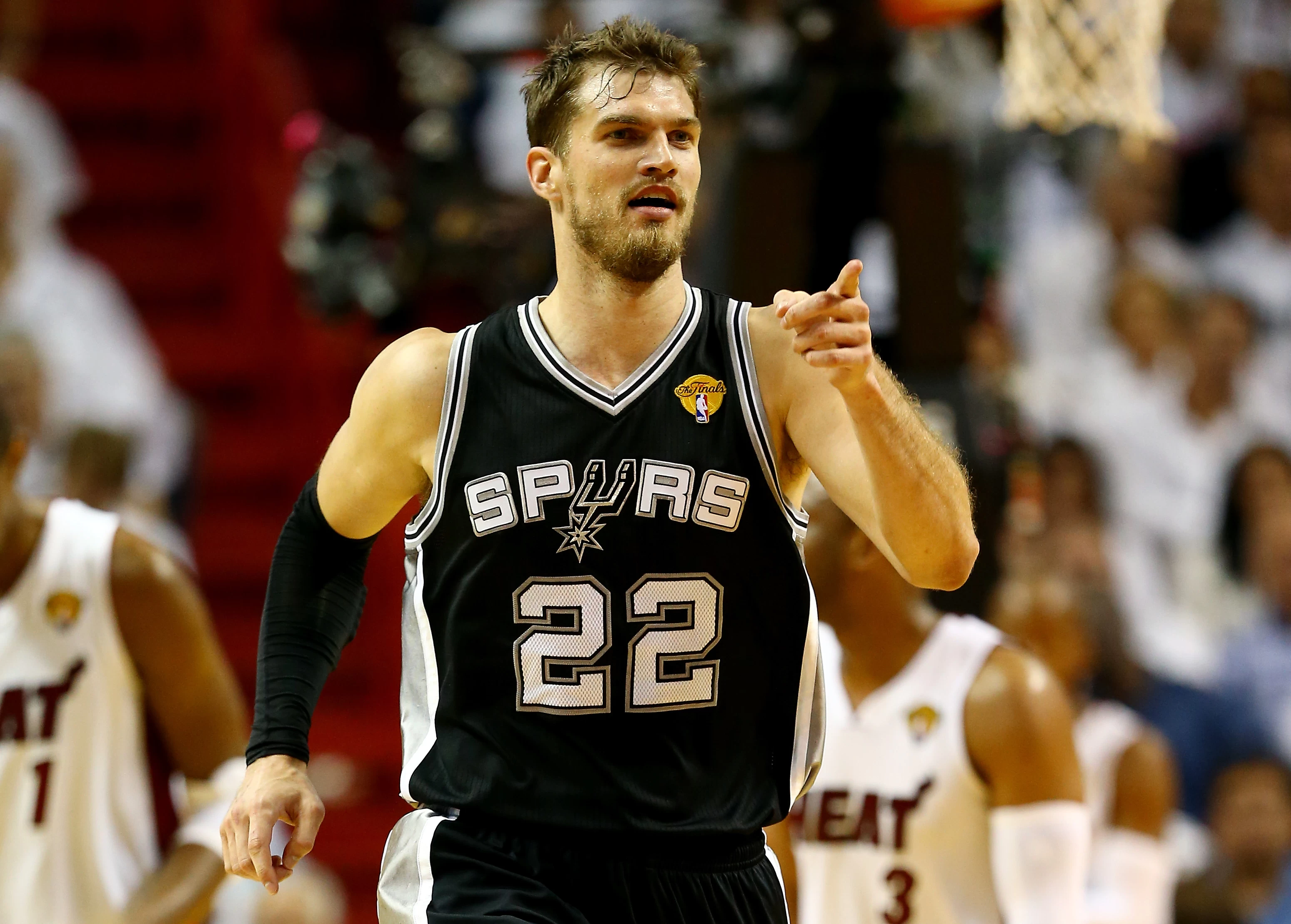 Splittes, que foi um dos brasileiros na NBA, em quadra, com a camisa do Spurs