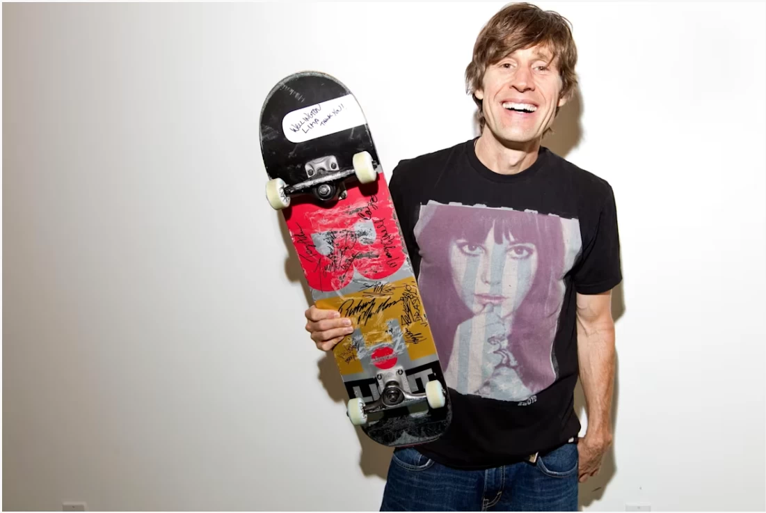 Foto do Skatista Rodney Mullen, segurando o seu Skate