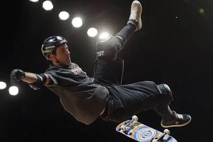 Bob Burnquist em uma manobra no ar com seu skate