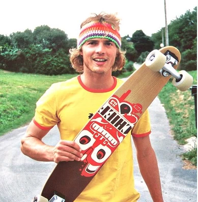 Stacy Peralta segurando seu skate em uma rua livre