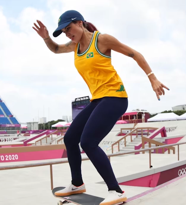 Leticia Bufoni realizando uma manobra na pista nas olímpiadas de Tokyo 2020