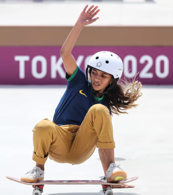 Rayssa Leal realizando uma manobra na pista das Olímpiadas de Tokyo