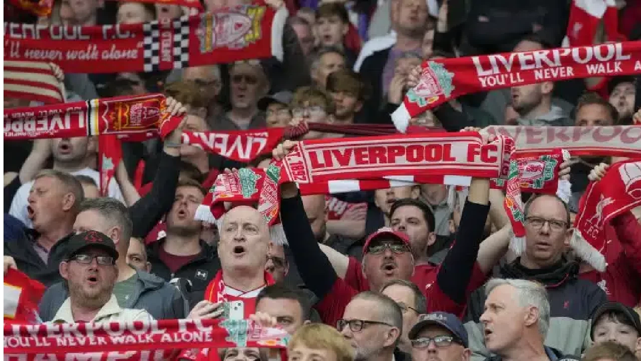 Torcida do Liverpool durante partida do time