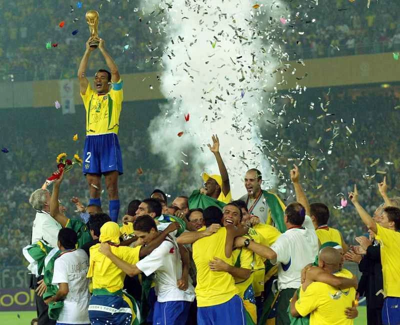 Cafu levantando a taça em  2002