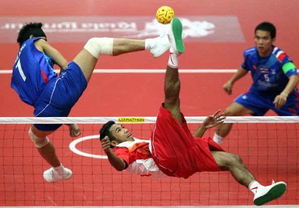 Pessoas praticando Sepak Takraw