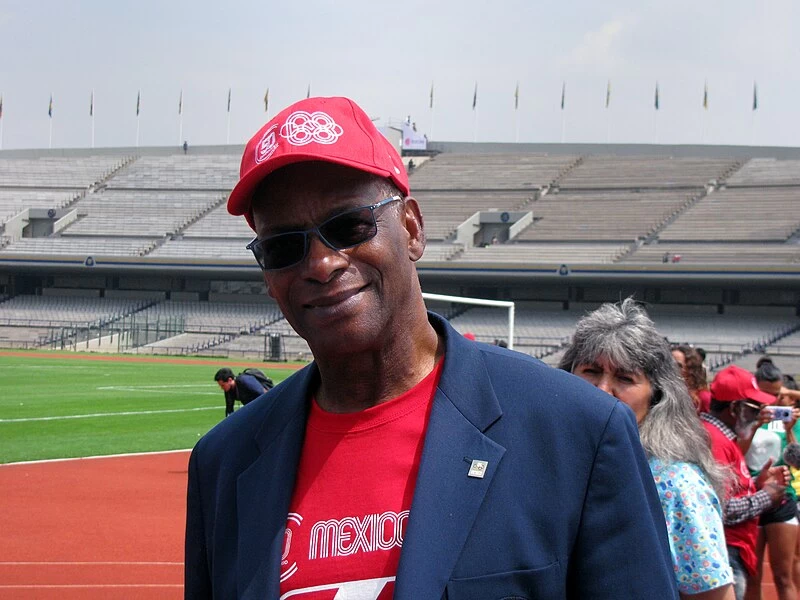 foto de Bob Beamon, dono do recorde olímpico mais antigo do mundo