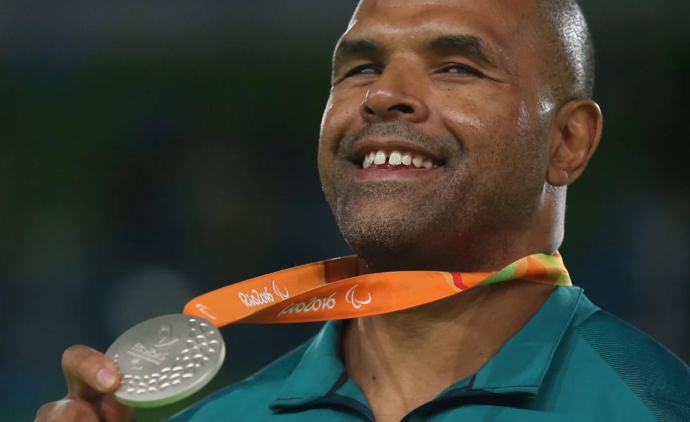 Antônio Tenório, um dos maiores atletas paralímpicos do Brasil, segurando medalha de prata