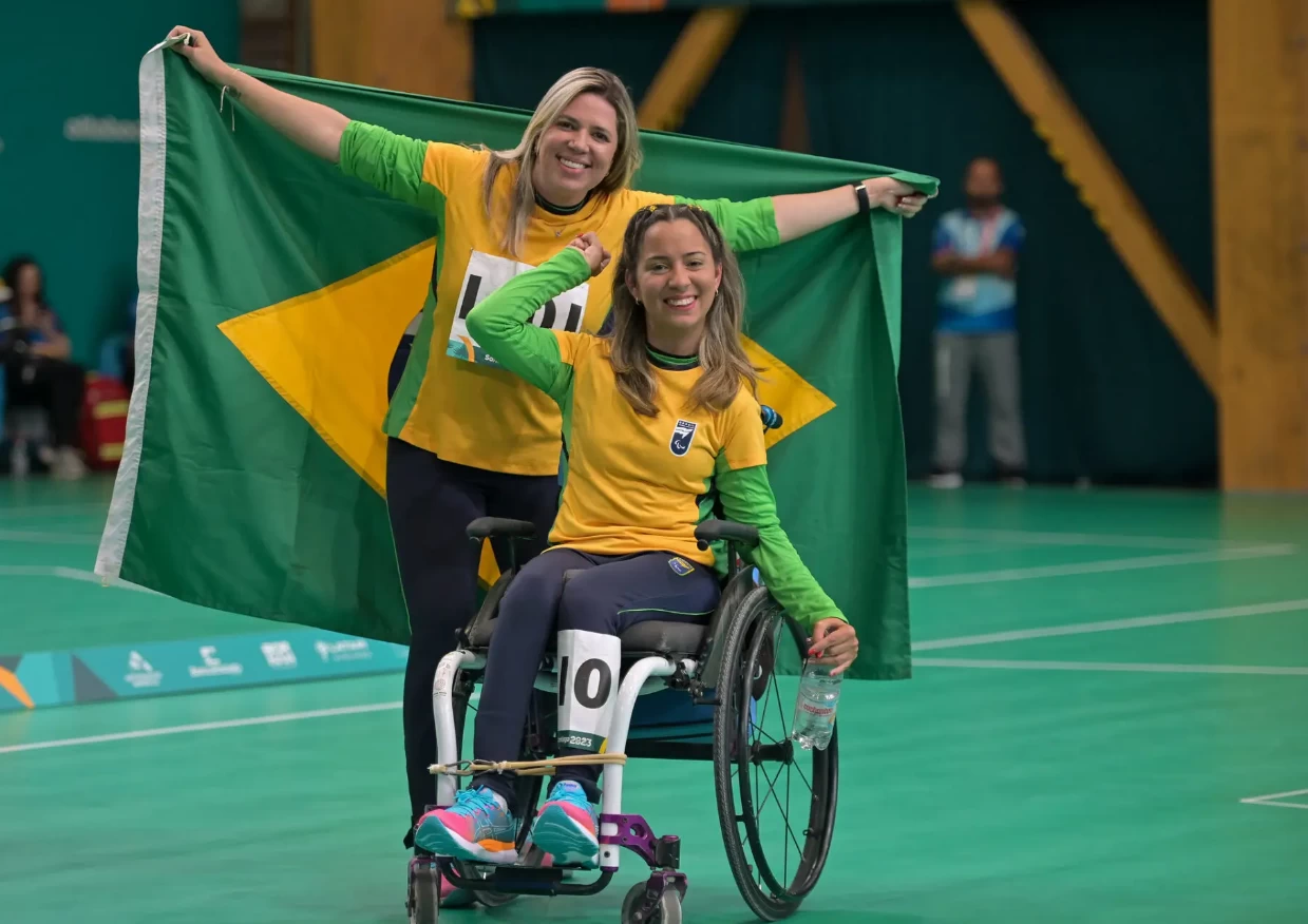 Andreza Vitória e sua auxiliar, Poliana Cruz, após conquistarem o bronze no Parapan 2023 (Foto: Rerodução/ Washington Alves / CPB)