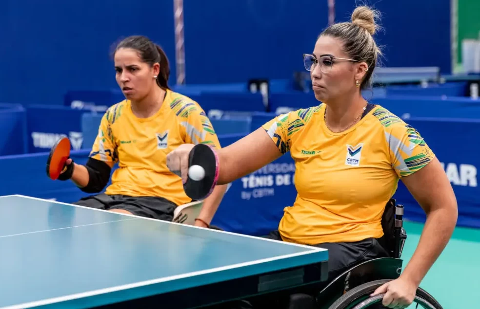 Cátia Oliveira e Thais Severo durante disputa de tênis de mesa (Foto: Reprodução/ Miriam Jeske/ CBTM)