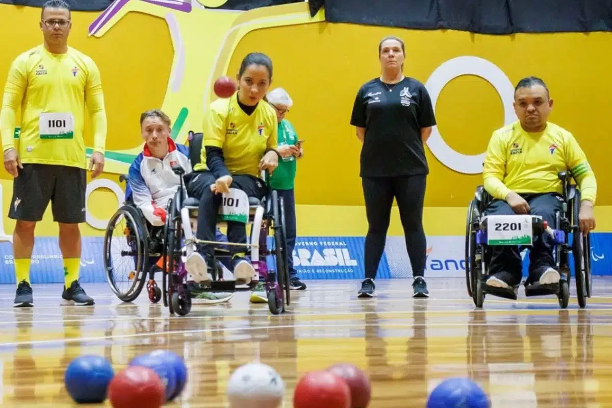 Atleta Andreza Vitória disputando uma partida em equipes da bocha