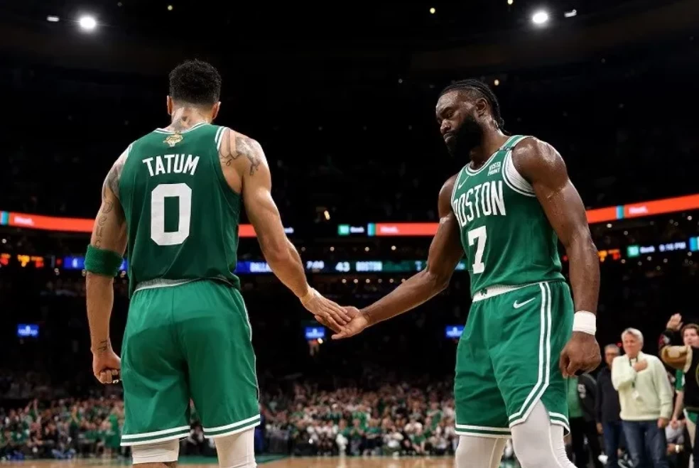 Jason Tatum e Jaylen Brown, que atuam pelo Celtics, time com um dos maiores recordes da NBA