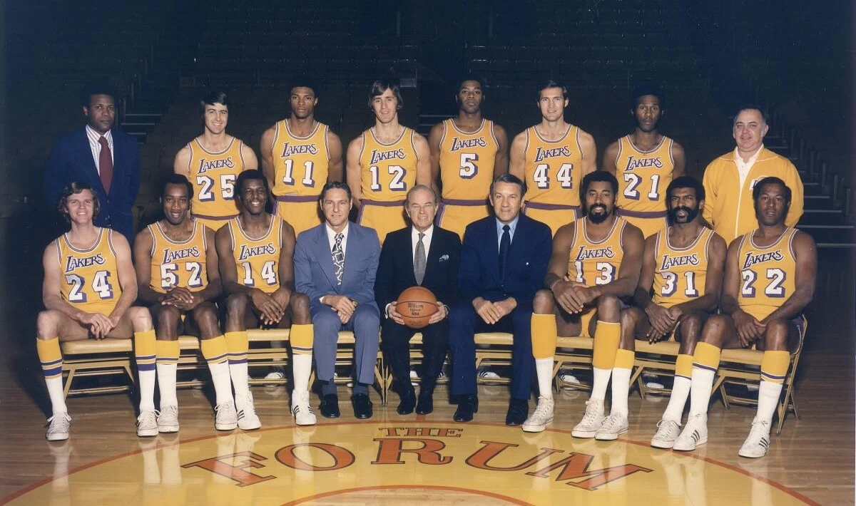 Imagem mostra o elenco do Lakers em 1971, com jogadores sentados em cadeiras à frente, enquanto outros estão atrás, em pé. O time tem um dos maiores recordes da NBA, com 33 vitórias seguidas