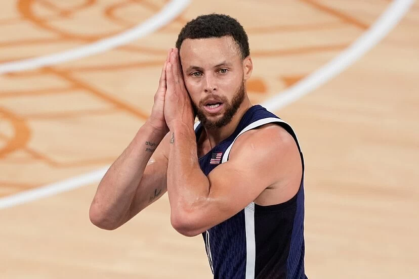 Foto de Stephen Curry na quadra, um dos astros com recordes da NBA