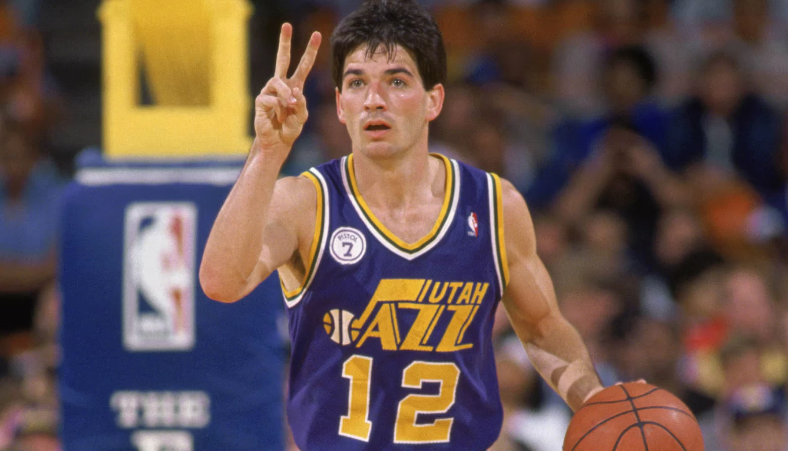 Foto de John Stockton em quadra, dono de um dos maiores recordes dea NBA, com maior número de roubos de bola