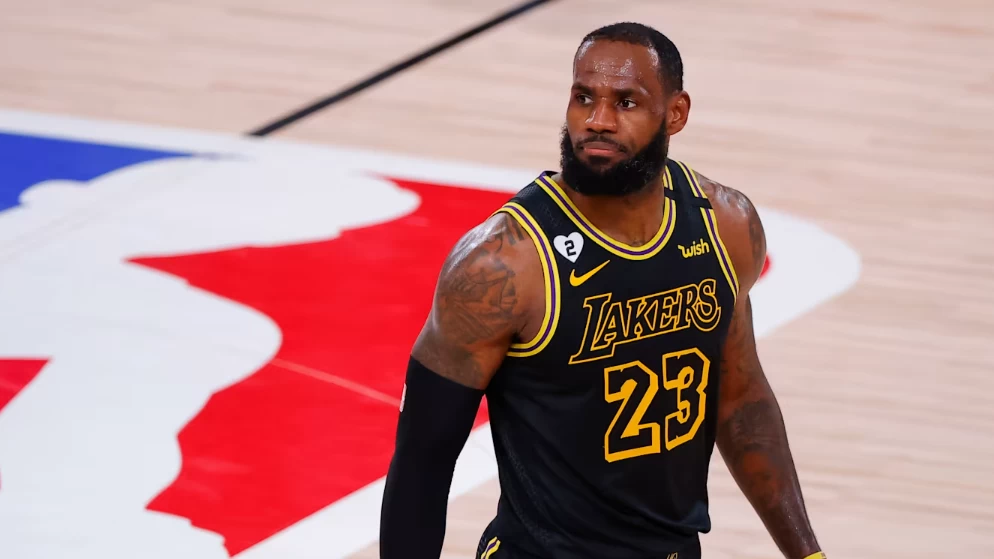 LeBron James na quadra, dono de um dos maiores recordes da NBA