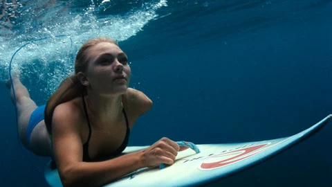 AnnaShopia Robb em cena do filme "Soul Surfer"