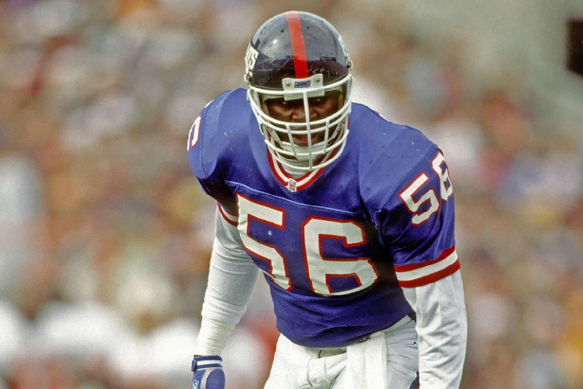 Lawrence Taylor, uma das lendas da NFL, em campo com a camisa 56