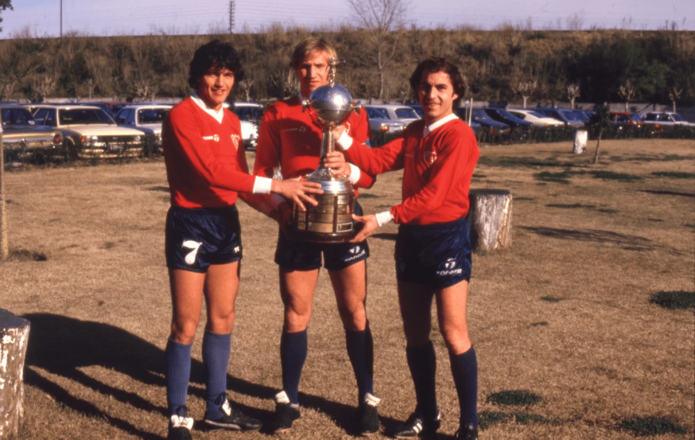 jogadores do Independiente, um dos maiores campeões da Copa Libertadores, em campo e segurando a taça da Libertadores, em 1984