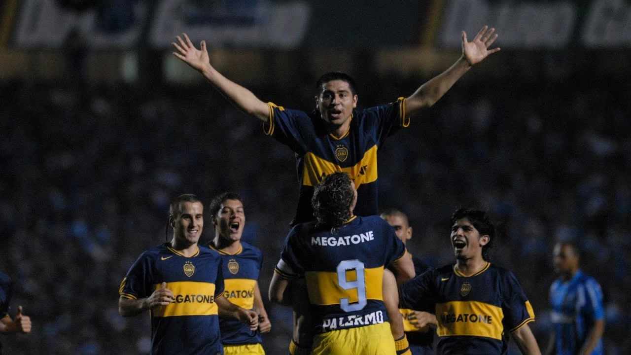 jogadores do Boca Juniors, um dos maiores campeões da Copa Libertadores, em campo comemorando o títulode 2007