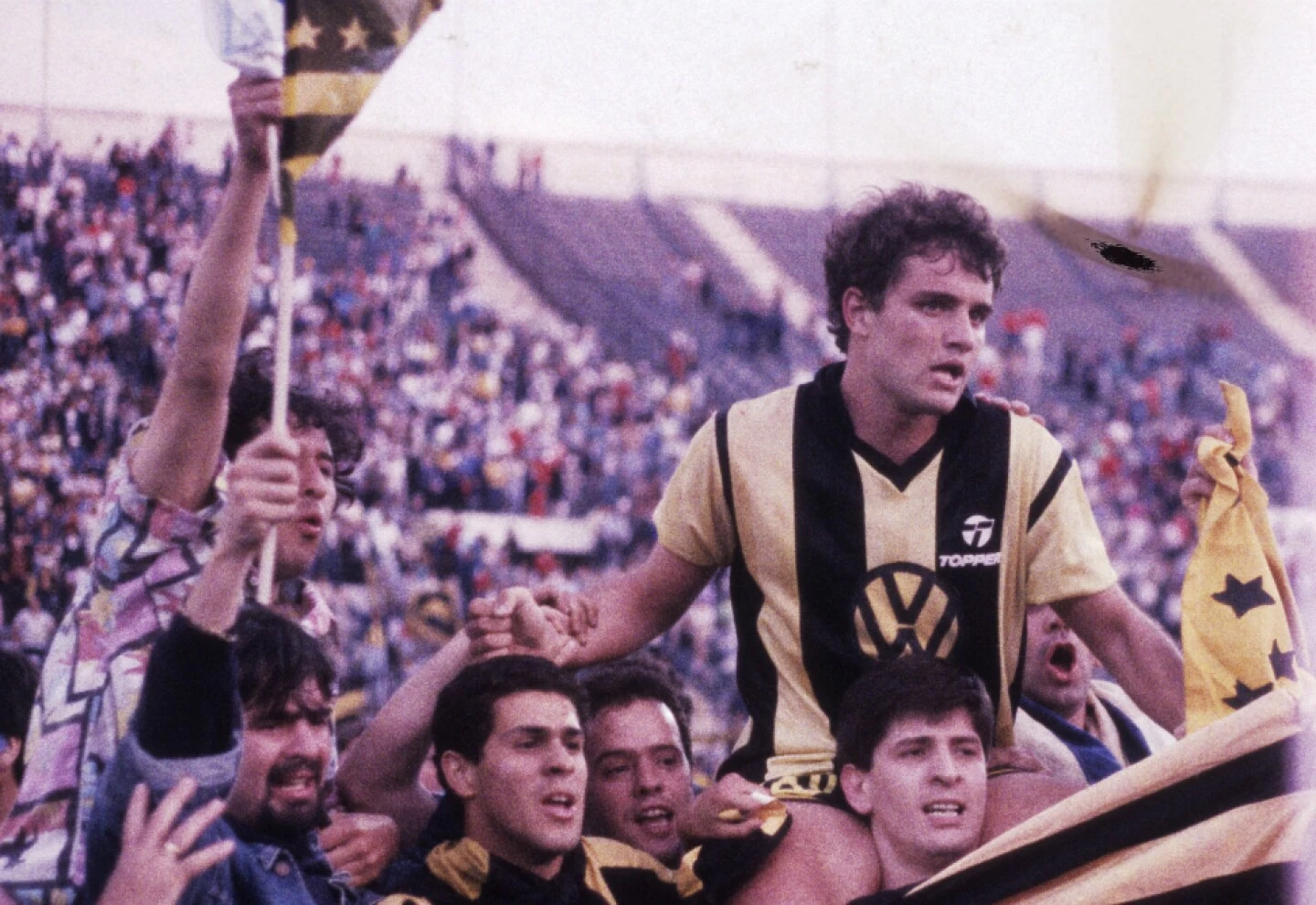 Jogadores do Peñarol, em 1987, comemorando o título junto à torcida