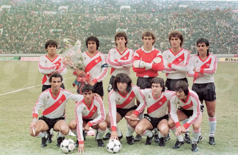 Jogadores do River Plate, um dos maiores campeões da Copa Libertadores, em campo no ano de 1986