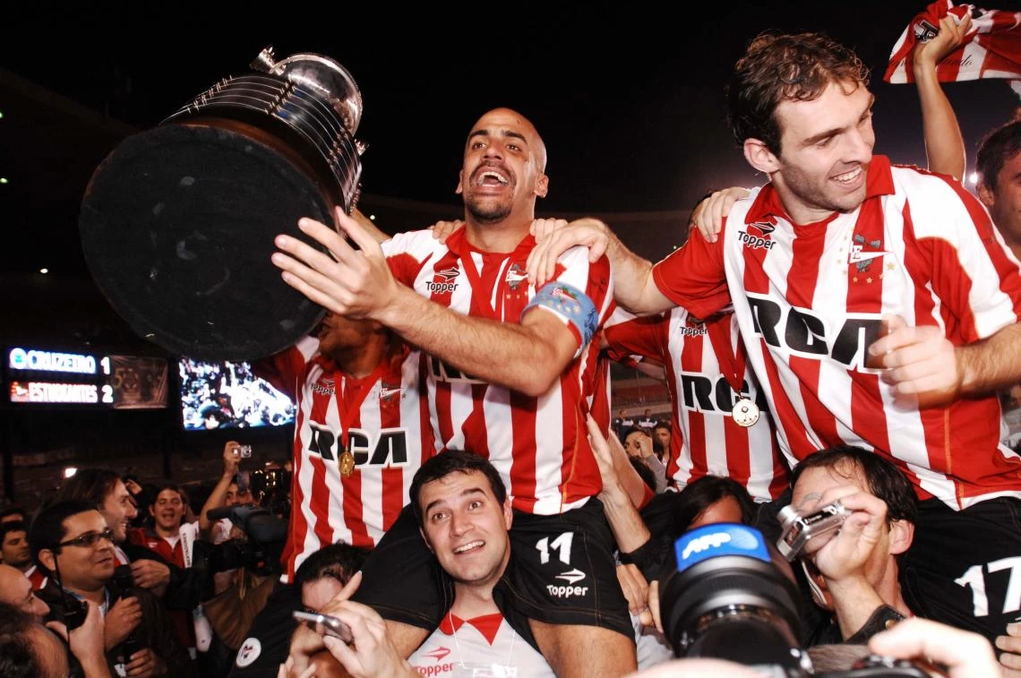 jogadores do Estudiantes, um dos maiores campeões da Copa Libertadores, comemorando o título de 2009