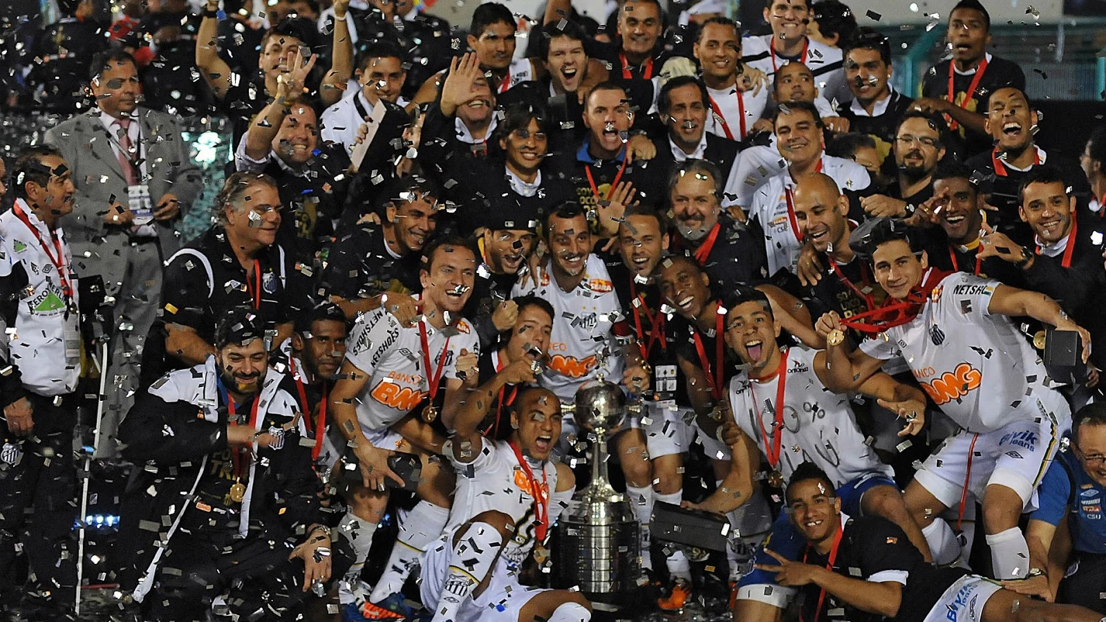 Time do Santos, um dos maiores campeões da Copa Libertadores, comemorando a taça em 2011