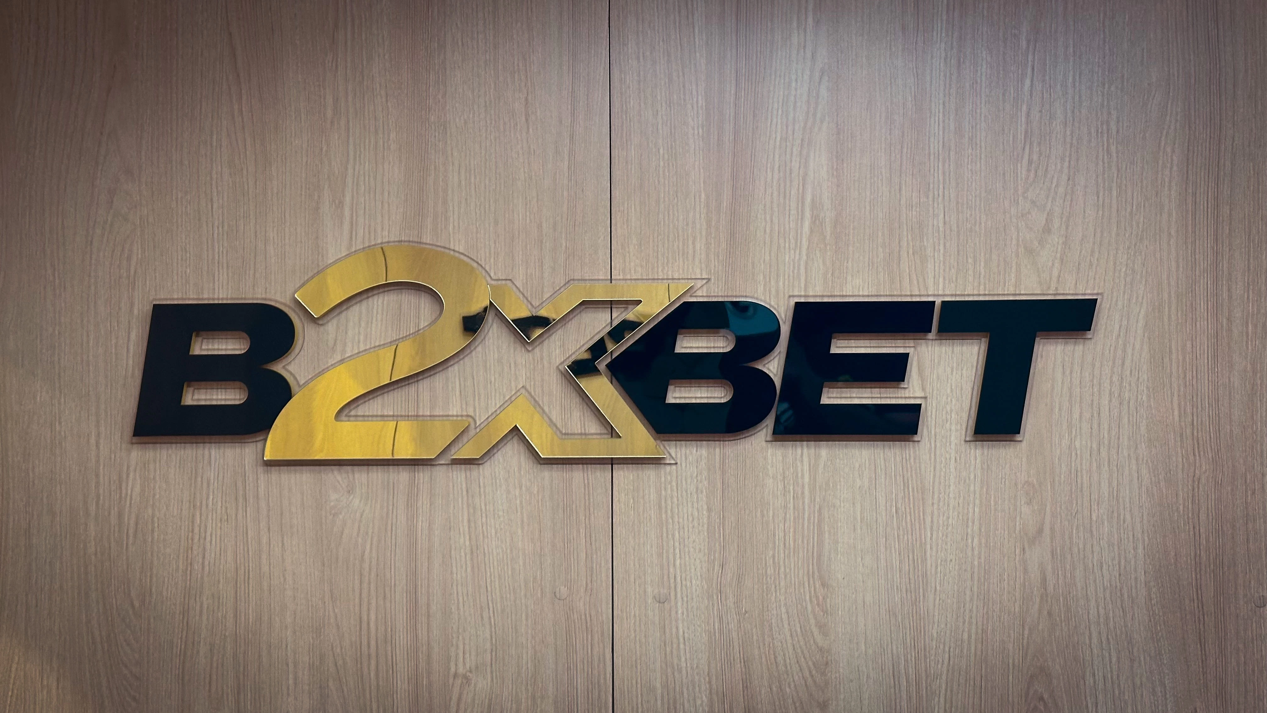 foto com o logotipo da B2XBET